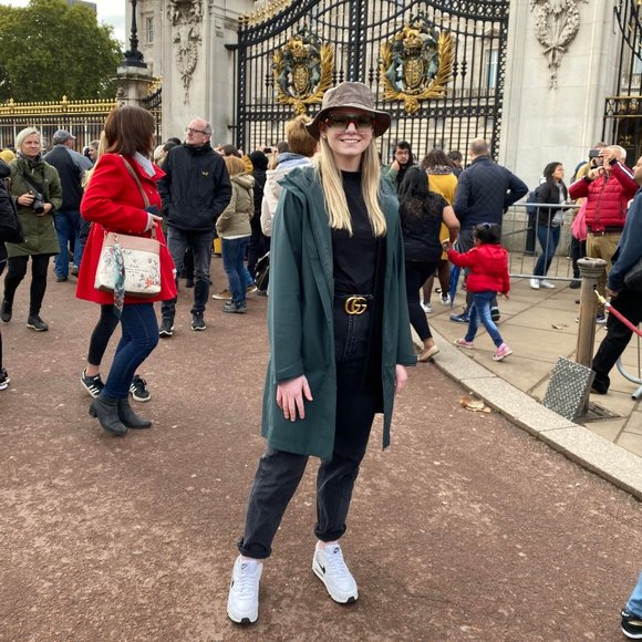 Meet your Posher, Victoria - Picture 1 of 2